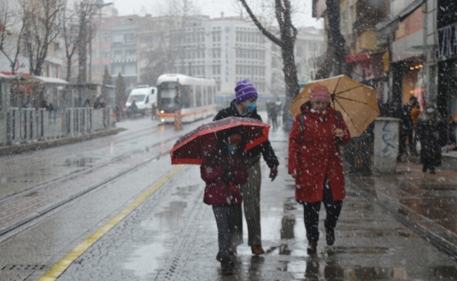 Eskişehir’e yeniden yağan kar kartpostallık görüntüler oluşturdu