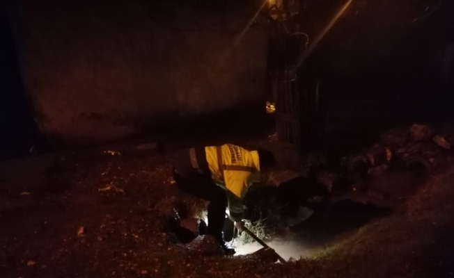 Gece boyunca tıkanan mazgalları temizlediler