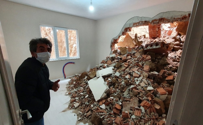 Gümüşhane’de dağdan kopan kaya parçaları evin içine doldu