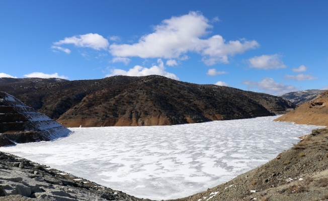 Gümüşhane’de soğuk hava baraj gölünü dondurdu