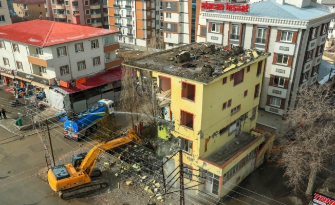 İpekyolu’ndaki hasarlı yapılar yıktırılıyor