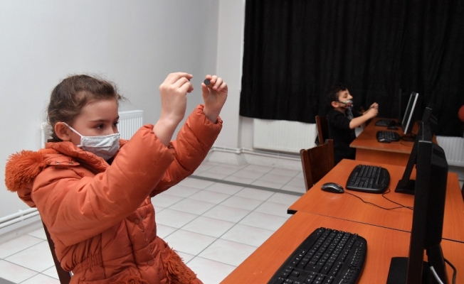 Isparta Belediyesi çocuklara robotik kodlamayı öğretiyor