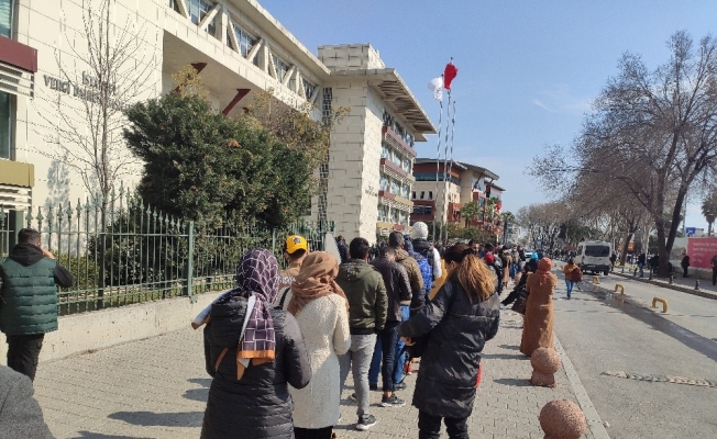 İstanbul’da vergi dairesi önünde uzun kuyruklar