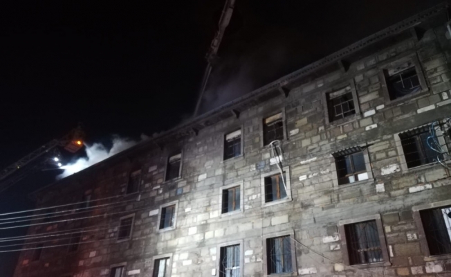 İzmir’de 4 katlı tekstil atölyesinde çıkan yangın söndürüldü