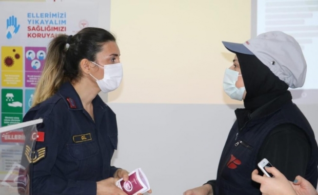 Jandarma, kadın çalışanlara KADES uygulamasını anlattı
