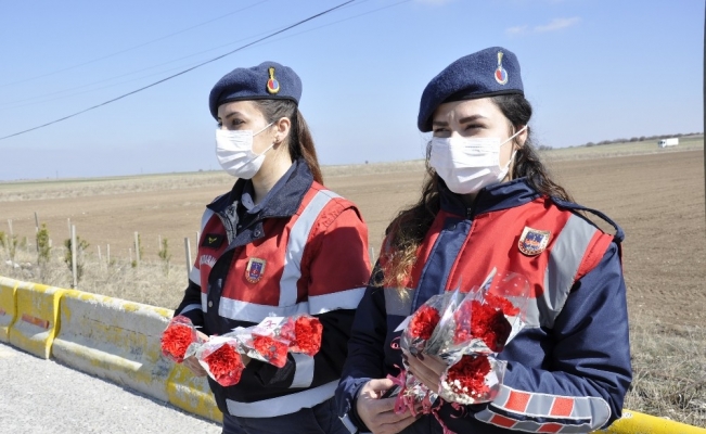 Jandarma kontrol noktasında kadınlara karanfil dağıtıldı
