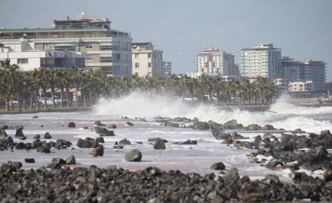 Karadeniz’de dev dalgalar oluştu, deniz yola taştı