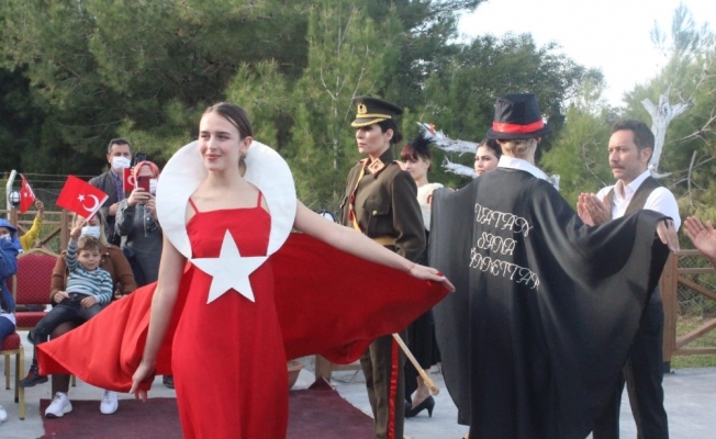 Karataş’ta Cumhuriyet Dönemi Kadın Kıyafetleri defilesi düzenlendi