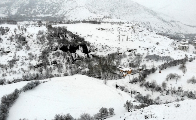 Karla yeniden beyaza bürünen Girlevik Şelalesi ziyaretçilerine görsel şölen sunuyor