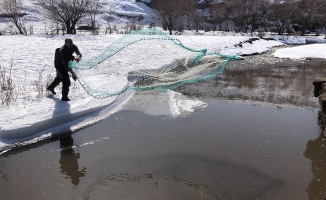 Kars’ta çözülen buzlar balıkçılara yaradı