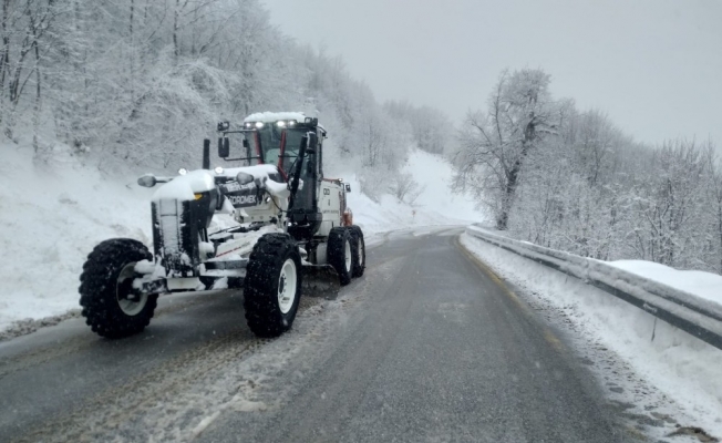 Kartepe’de ekiplerin karla mücadelesi sürüyor