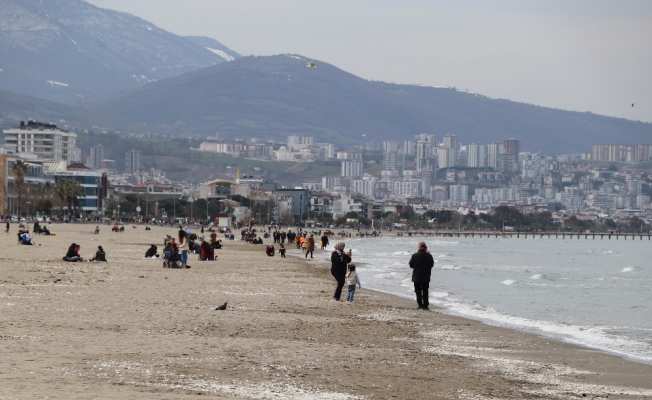 Kısıtlamasız ilk cumartesi gününde vatandaşlar sahile akın etti