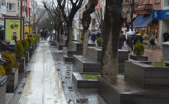 Koronavirüsün yapamadığını yağmur yaptı