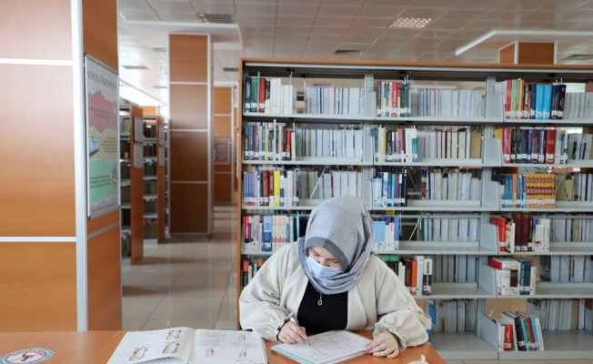 KTO Karatay Üniversitesi Merkez Kütüphanesi tüm okuyuculara kesintisiz hizmet veriyor