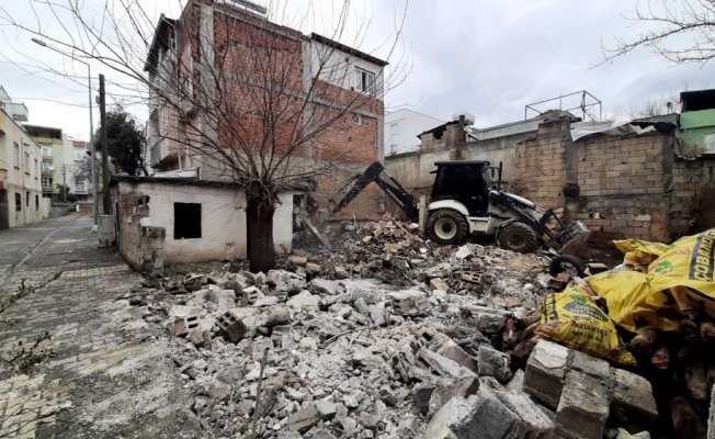 Mahallenin huzur ve güvenliği için metruk bina yıkıldı