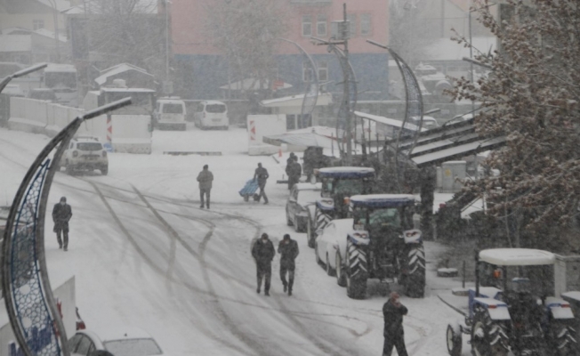 Malazgirt’te baharın ilk gününde lapa lapa kar yağışı