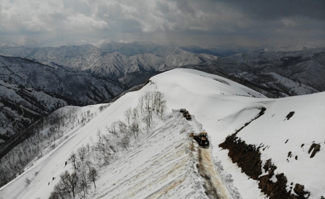 Mart ayında karın 4 metreyi bulduğu yolda çalışma