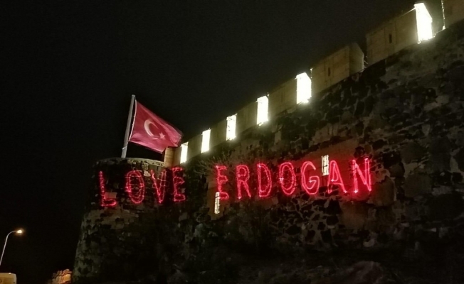 Nevşehir’de tarihi kalenin duvarlarına “Love Erdoğan” görseli yansıtıldı