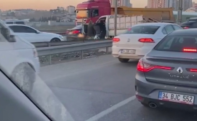 (Özel)- Şile’de trafik terörü: Aracın kapısını açıp, sürücüyü darbettiler