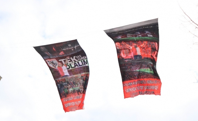 Samsun’un en büyük görselli Samsunspor bayrakları caddeye asıldı