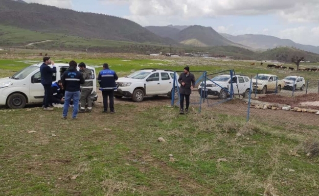 Sason’da şiddetli rüzgar enerji nakil hattı direğini devirdi