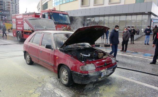 Seyir halindeki araç alev alev yandı