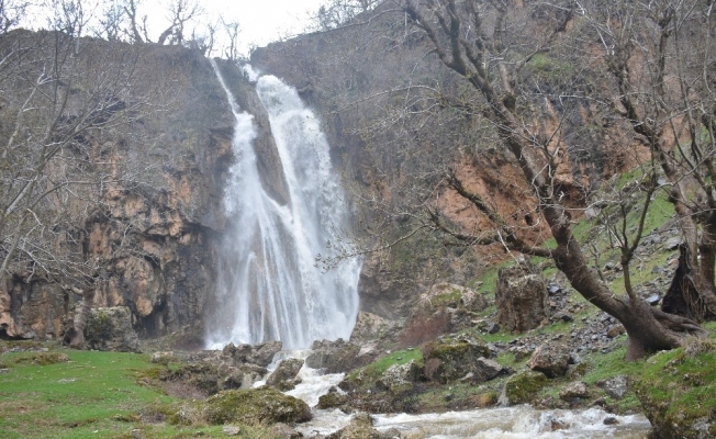 Şırnak’ta sağanak yağışın ardından şelaleler oluştu