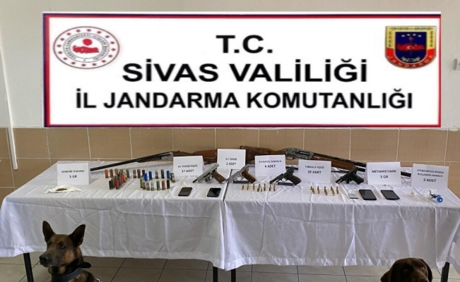 Sivas’ta adet adet silah ele geçirildi, 8 kişi tutuklandı