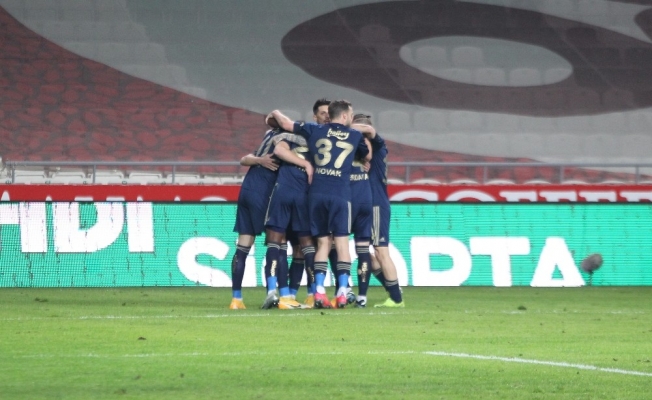 Süper Lig: Konyaspor: 0 - Fenerbahçe: 2 (İlk yarı)