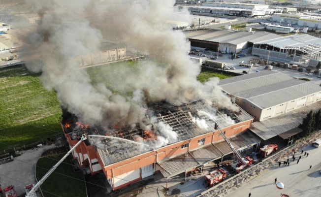 Tekstil fabrikasını saran alevler havadan görüntülendi