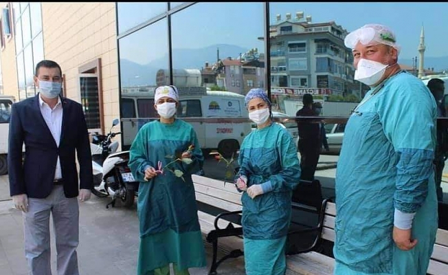 Türkdoğan’dan sağlıkçılara gül 