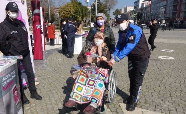 Uşak’ta polis ve jandarmadan kadınlara karanfilli kutlama