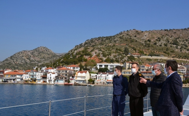 Vali Tavlı, kaçak yapıları denizden inceledi