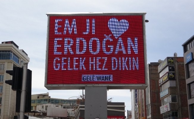 Van’da 3 dilde “Erdoğan’ı seviyorum” görseli ekrana yansıtıldı