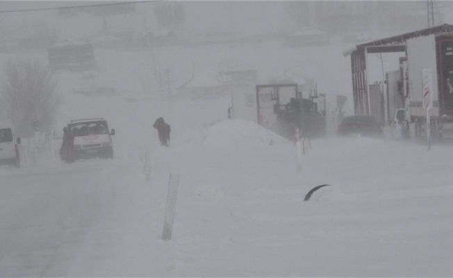 Yoğun tipi nedeniyle yüzlerce araç mahsur kaldı
