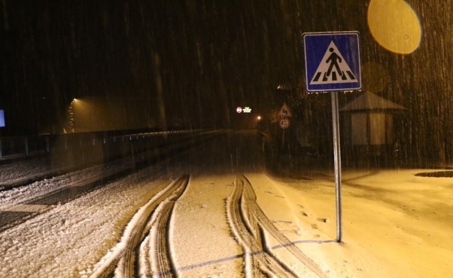 Zonguldak-Ereğli karayolunda yoğun kar yağışı