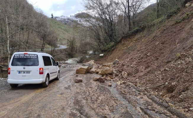 Zonguldak’taki heyelan iki mahalleye giden yolu kapattı