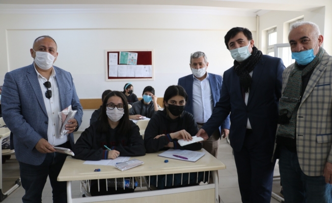 50 bin adet maske esnaf, öğrenciler ve vatandaşlara dağıtıldı