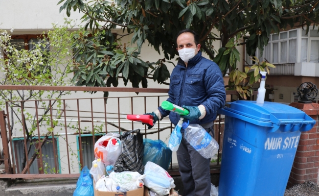 7 yıldır atık malzemeler toprağa karışmasın diye çöpleri ayırarak topluyor