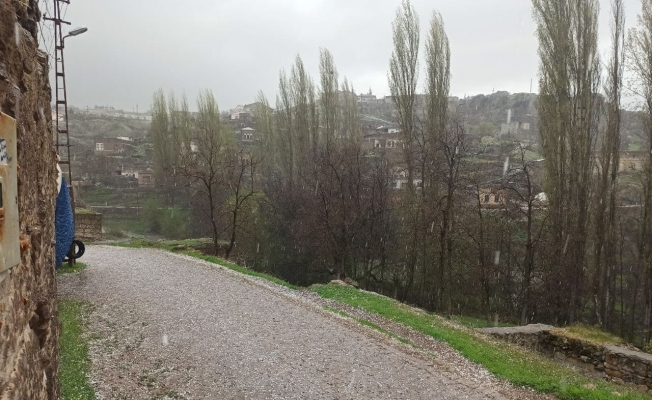 Aksaray’ın Güzelyurt ilçesinde dolu yağışı