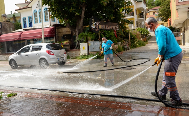 Alanya’da kısıtlama fırsata çevrilerek mahallelere dezenfekte yapılıyor