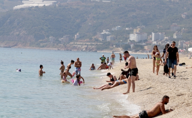 Alanya’da tarihi sessizlikte sahiller turistlere kaldı
