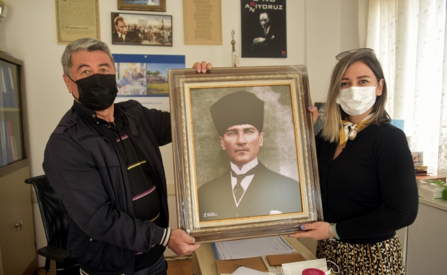 Aliağa Belediyesinden muhtarlara Atatürk portresi