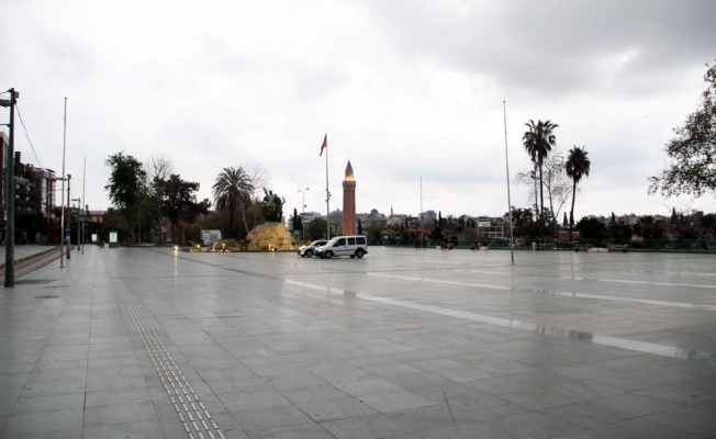 Antalya'da sokaklar sessizliğe büründü