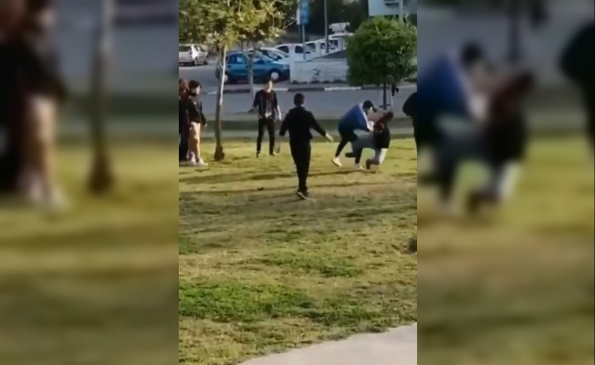 Antalya’da parkta tekmeli sopalı kavga