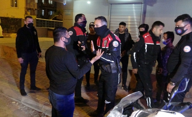Antalya’da sokağa çıkma kısıtlamasını ihlal eden 2 genç ortalığı karıştırdı