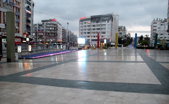 Antalya’da sokaklar ıssızlığa büründü