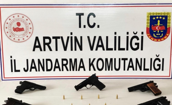 Artvin’de durdurulan araçta 5 adet ruhsatız tabanca ele geçirildi