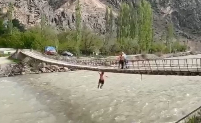 Asma köprüden Çoruh nehrine korkutan atlayış