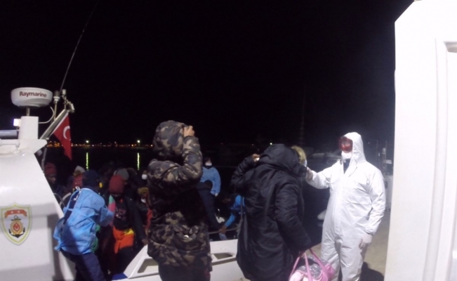 Ayvalık’ta batmak üzere olan lastik bottaki 36 göçmen kurtarıldı